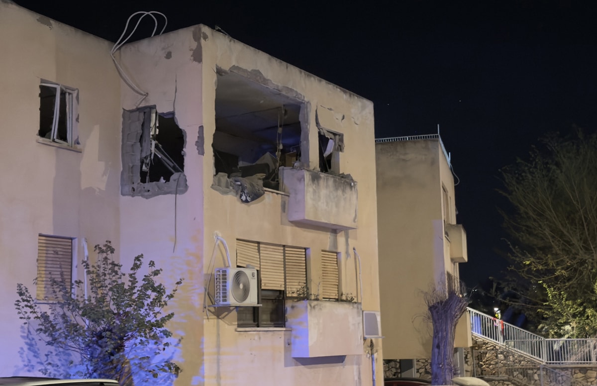İran'dan İsrail'e atılan bir füze Nesher bölgesindeki bir binaya düştü