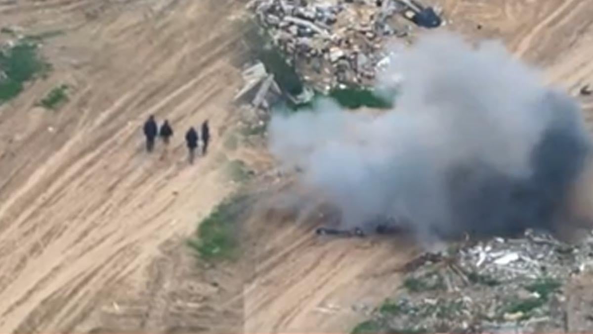 İsrail İHA'sı Han Yunus'ta dört kişiyi önce takip etti, sonra vurdu