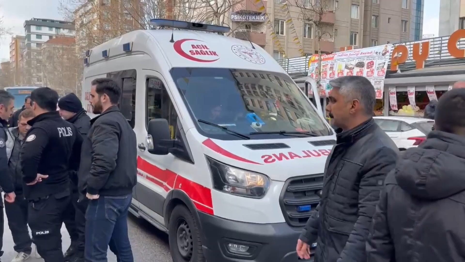 Ataşehir’de feci olay: Çöp kamyonunun çarptığı kadın can verdi