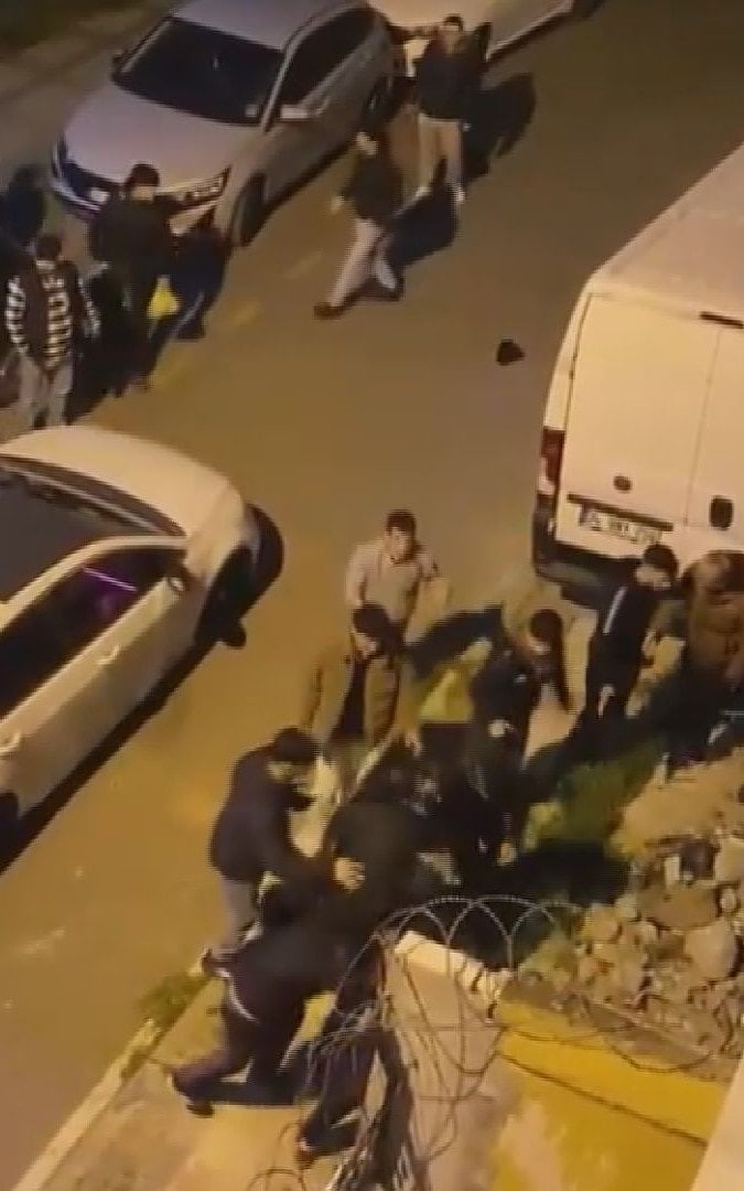 Aralarına aldıkları kişiyi darbeden grup, 'polisi' duyunca kaçtı