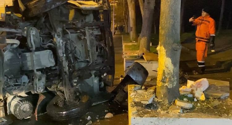 Bayrampaşa’da kamyonet devrildi: 3 kişi ölümden döndü