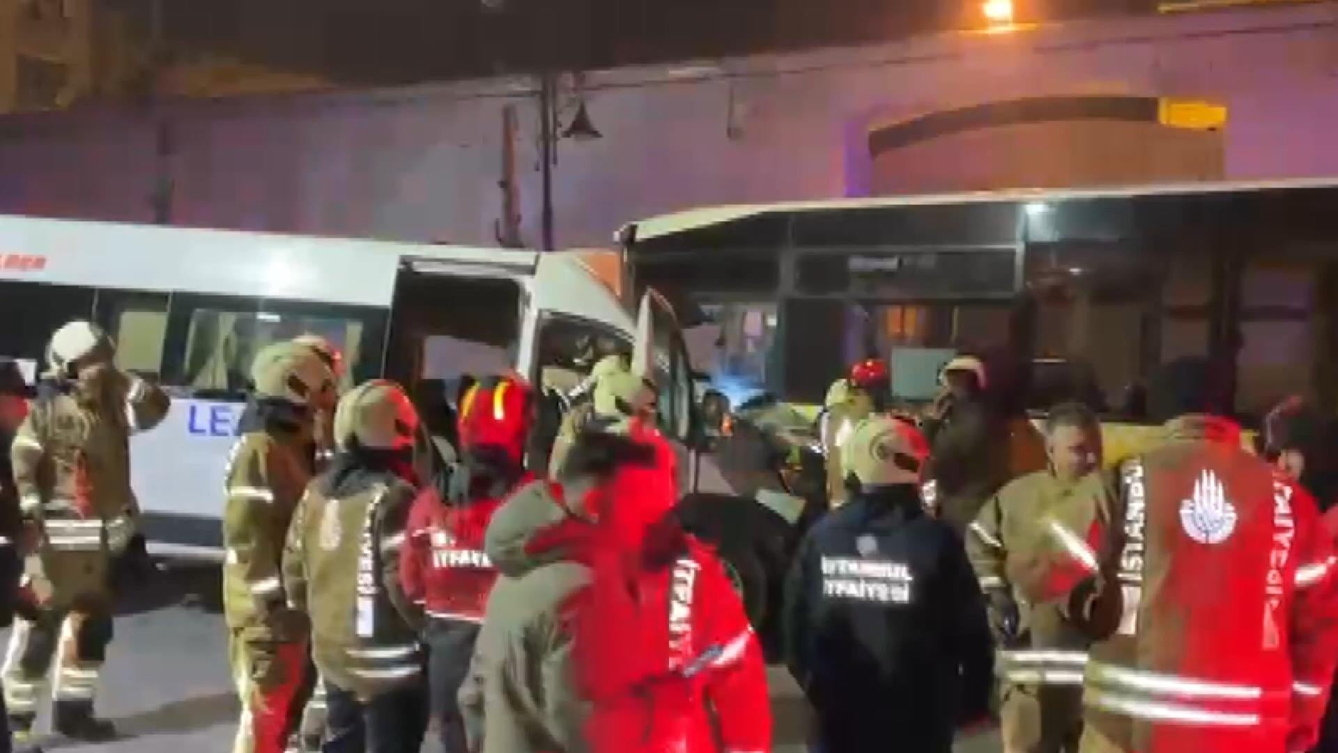 Beşiktaş'ta kaza! İETT otobüsü servisle çarpıştı, ekipler bölgeye sevk edildi