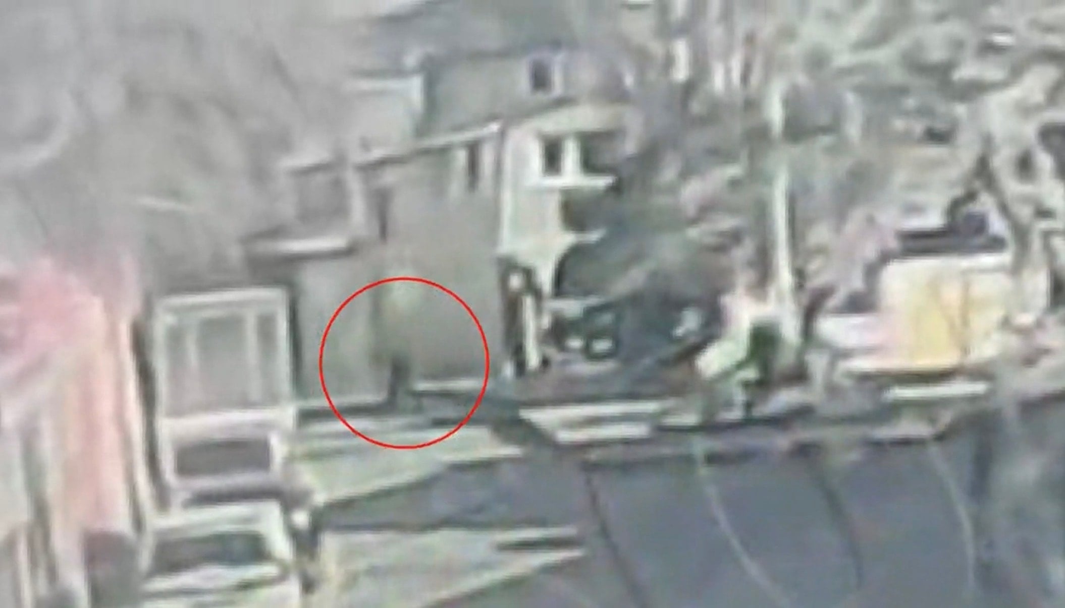 Beyoğlu’nda kendisini darbeden adamı silahla vurdu