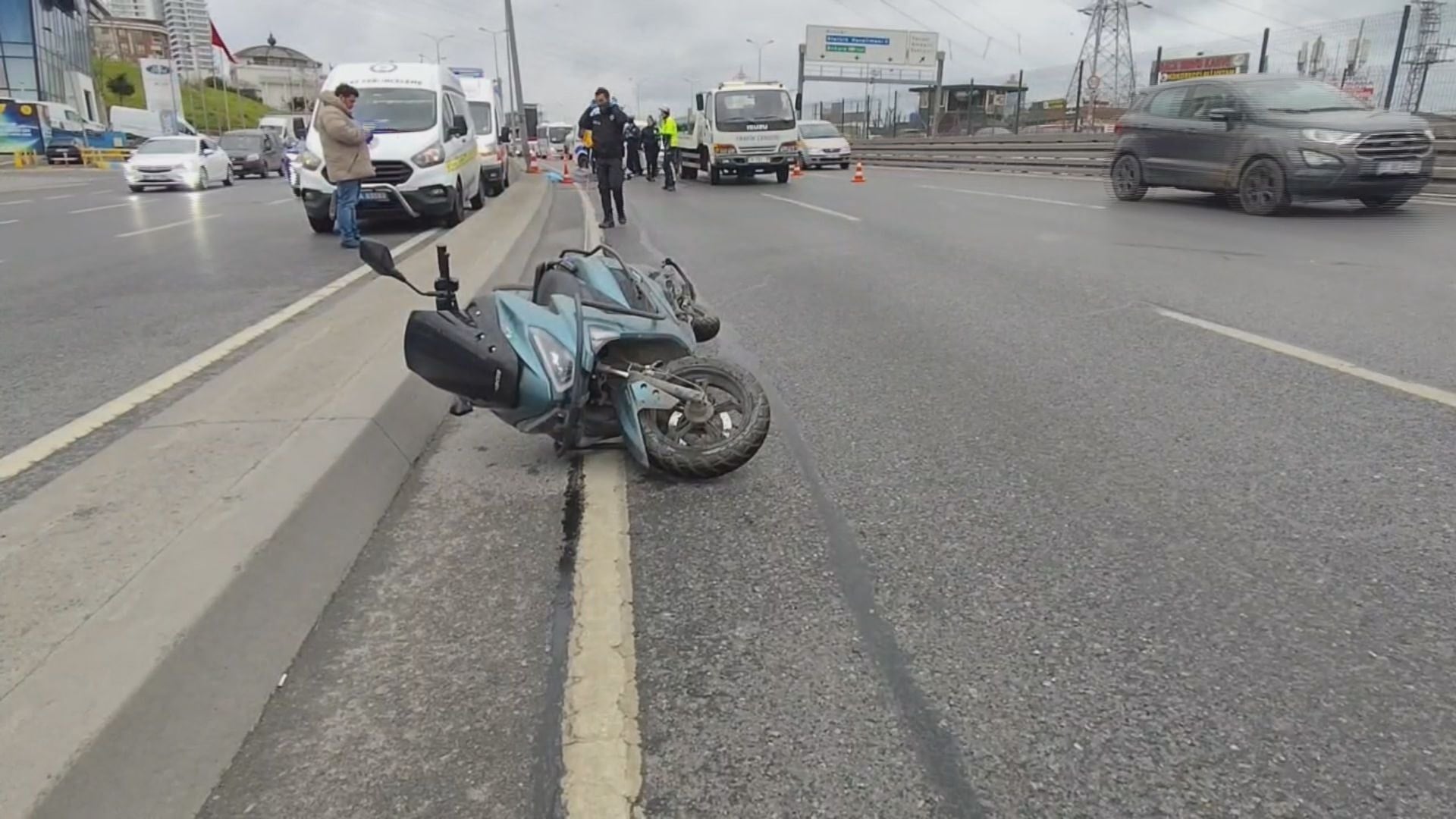 İstanbul'da feci kaza: Kayganlaşan yolda düşen motosikletli can verdi