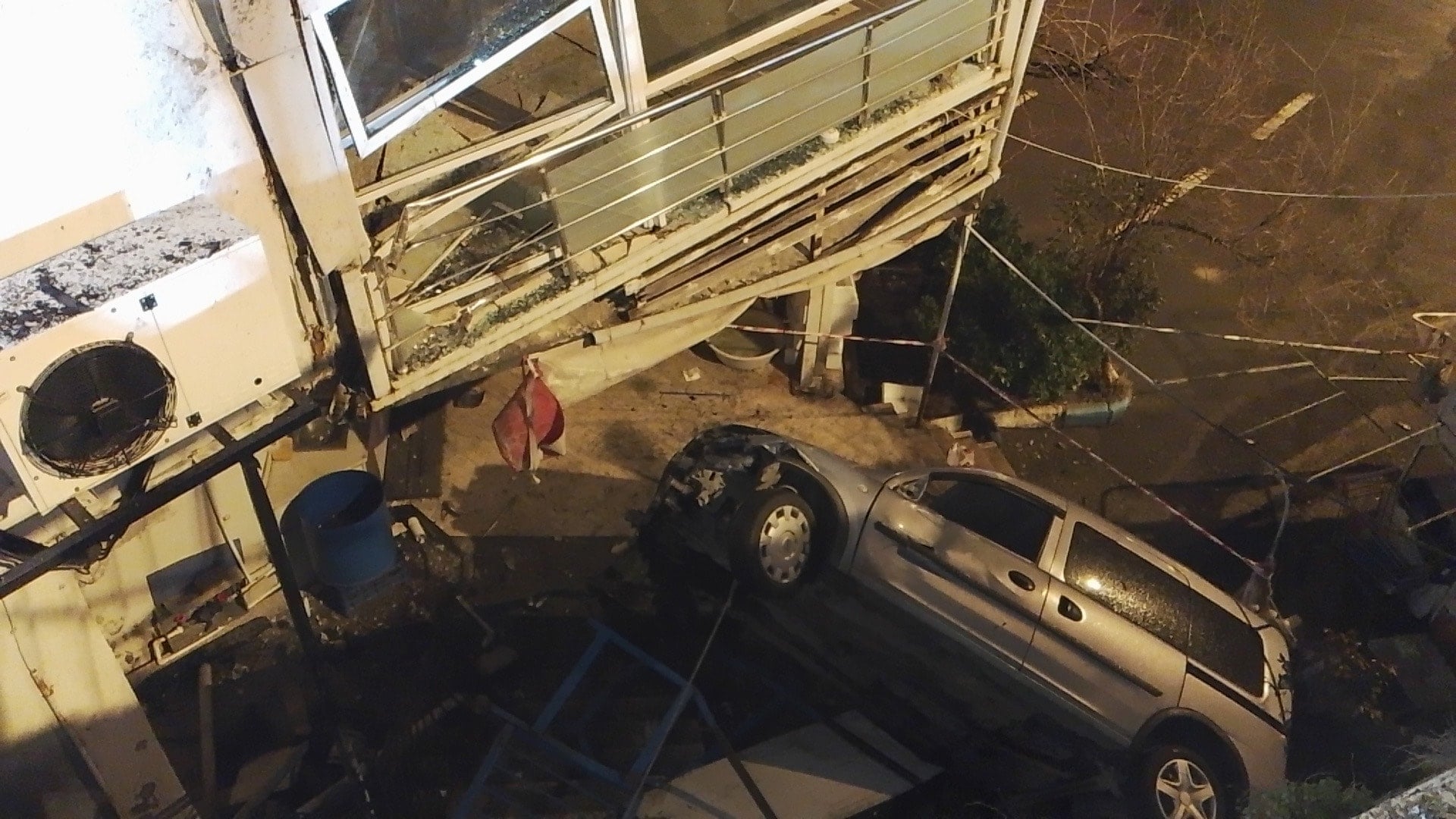 Kontrolden çıkan otomobil 5 metre yükseklikten düştü: 1'i ağır, 2 yaralı