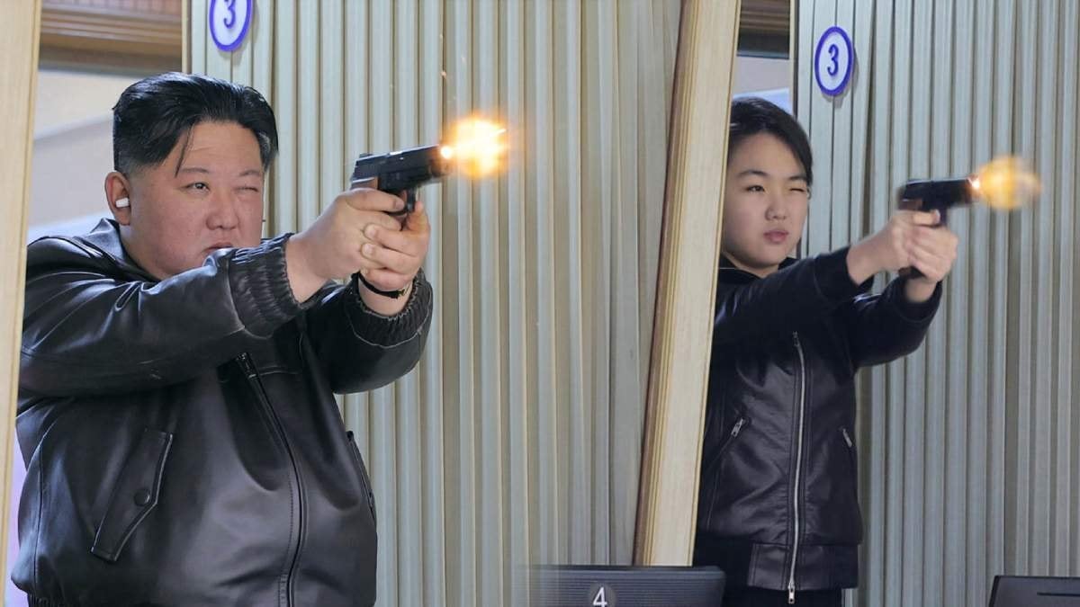 Kim Jong Un ve kızı, omuz omuza yeni silahları denedi