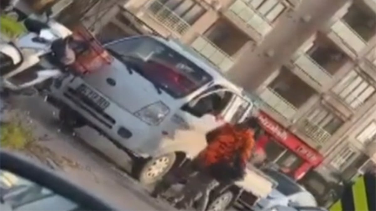 Tartıştığı sürücünün kaskla camını kırdı