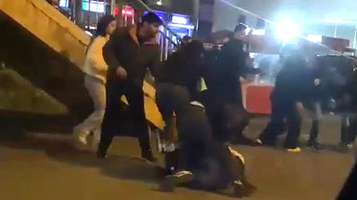 Esenyurt'ta sokak ortasında liseli iki grup birbirine girdi