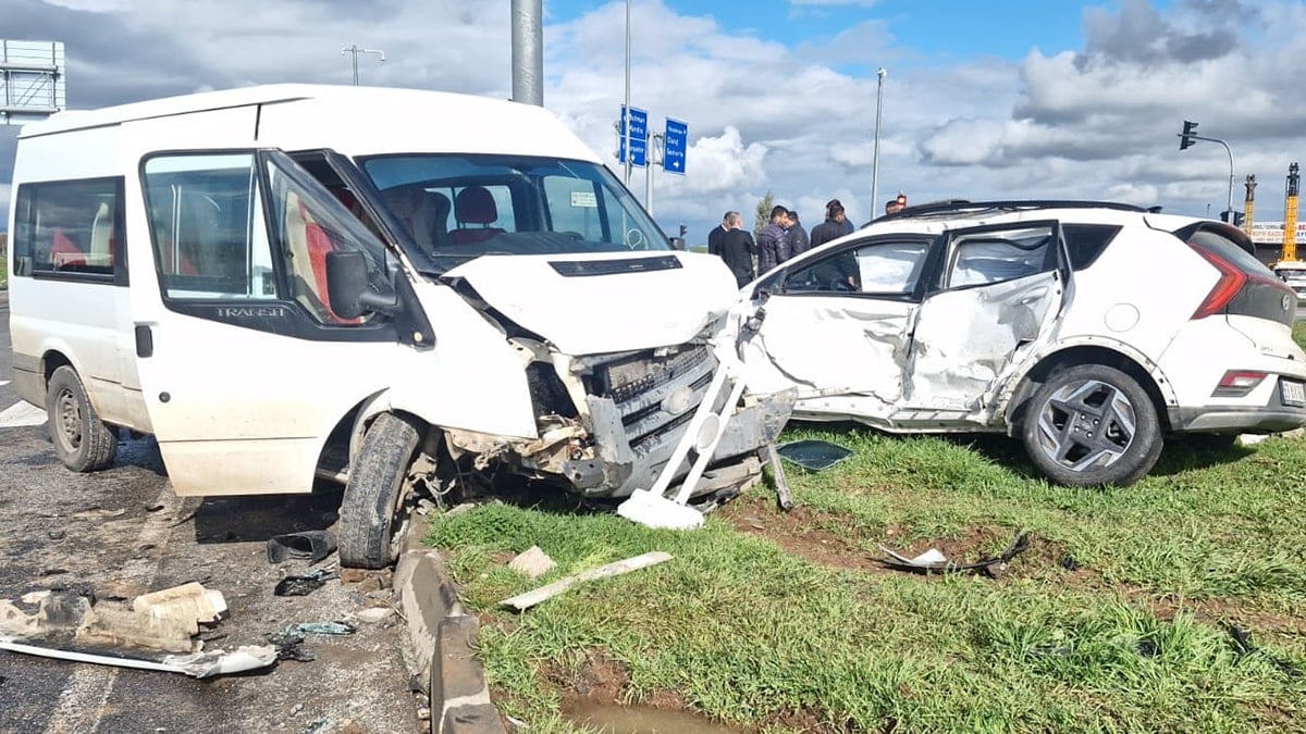 Öğrenci servisi ile otomobil çarpıştı: 13 yaralı