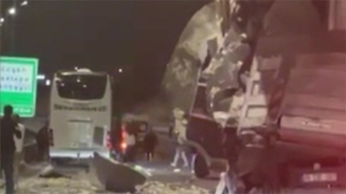 TIR ile yolcu otobüsü çarpıştı, ortalık savaş alanına döndü