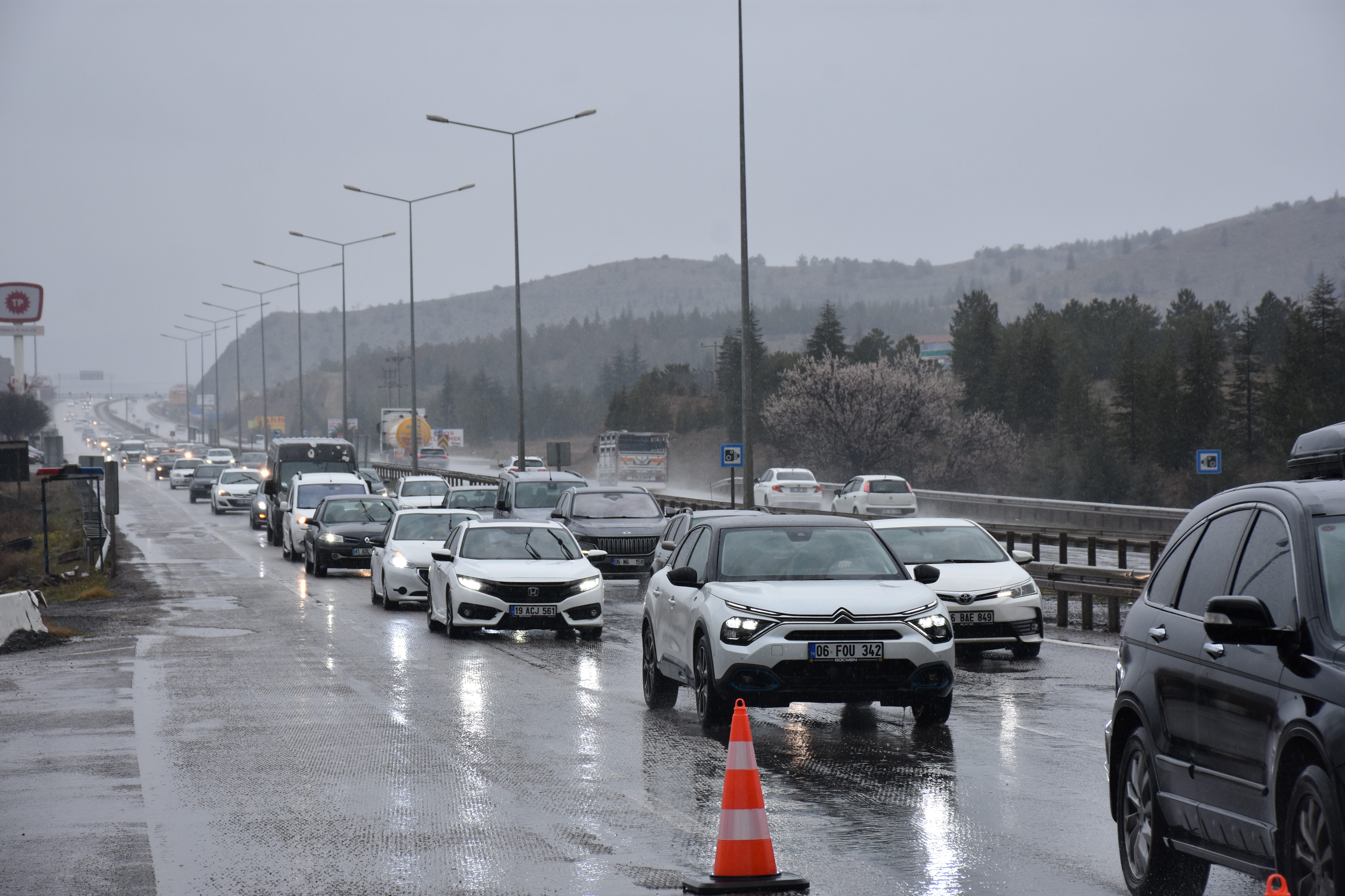 Bayram tatili göçü başladı! Kilometrelerce araç kuyruğu oluştu