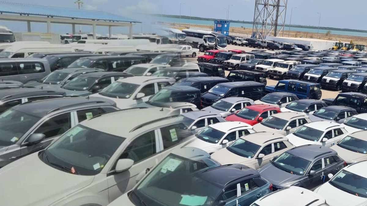 700 yıllık tarihi ada artık dev bir otopark: 4.000 lüks araç sıra sıra dizildi