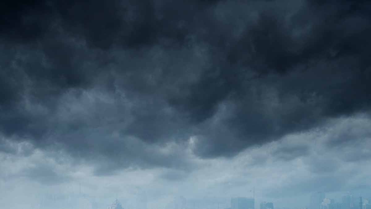 Devasa zehirli bulut tüm şehri kapladı, halk evlerine kilitlendi!