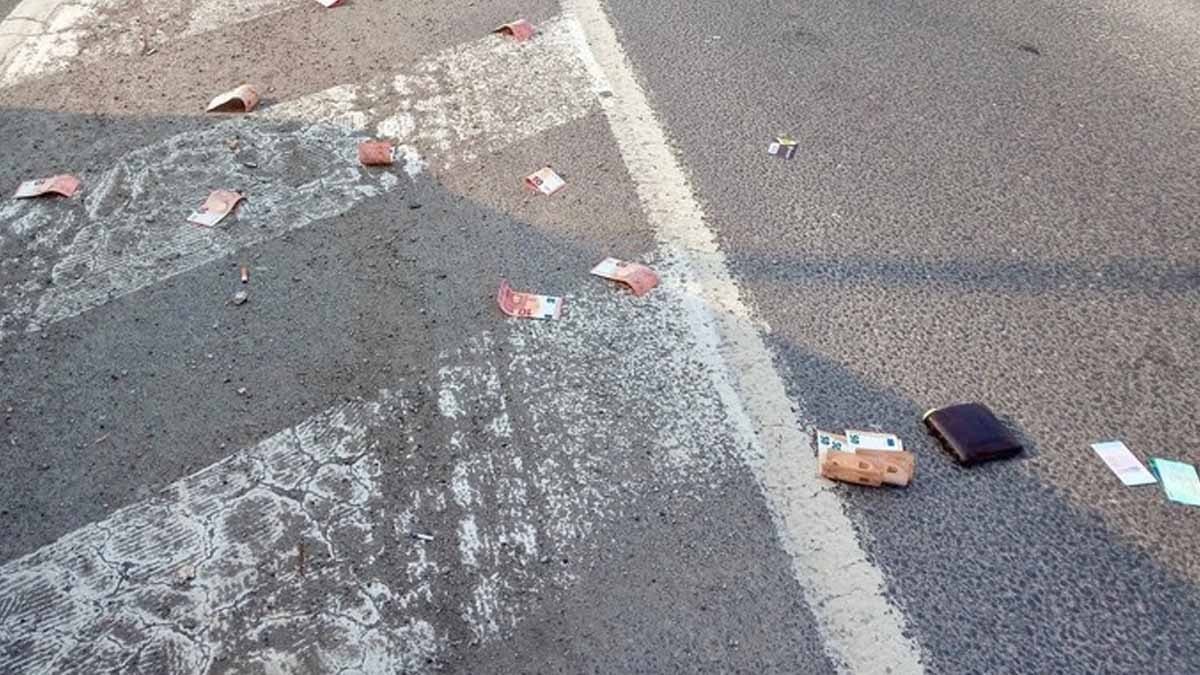 Havadan banknot yağdı