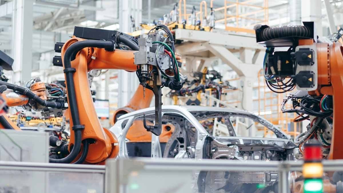 Otomobil devi 2.300 işçiyi kurtarmak için fabrikasını askeri üsse çeviriyor!