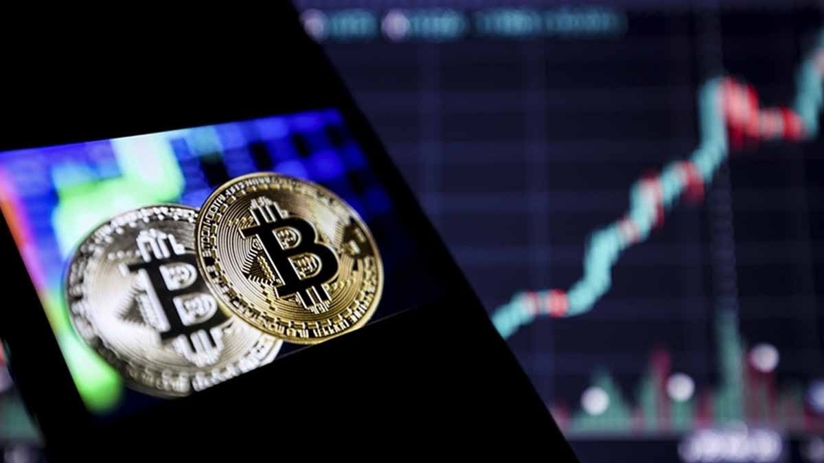 Bitcoin'in deli dahisi yine sahnede! Düşen fiyata inat 1,28 milyar dolarlık dev alım yaptı, Wall Street panikte