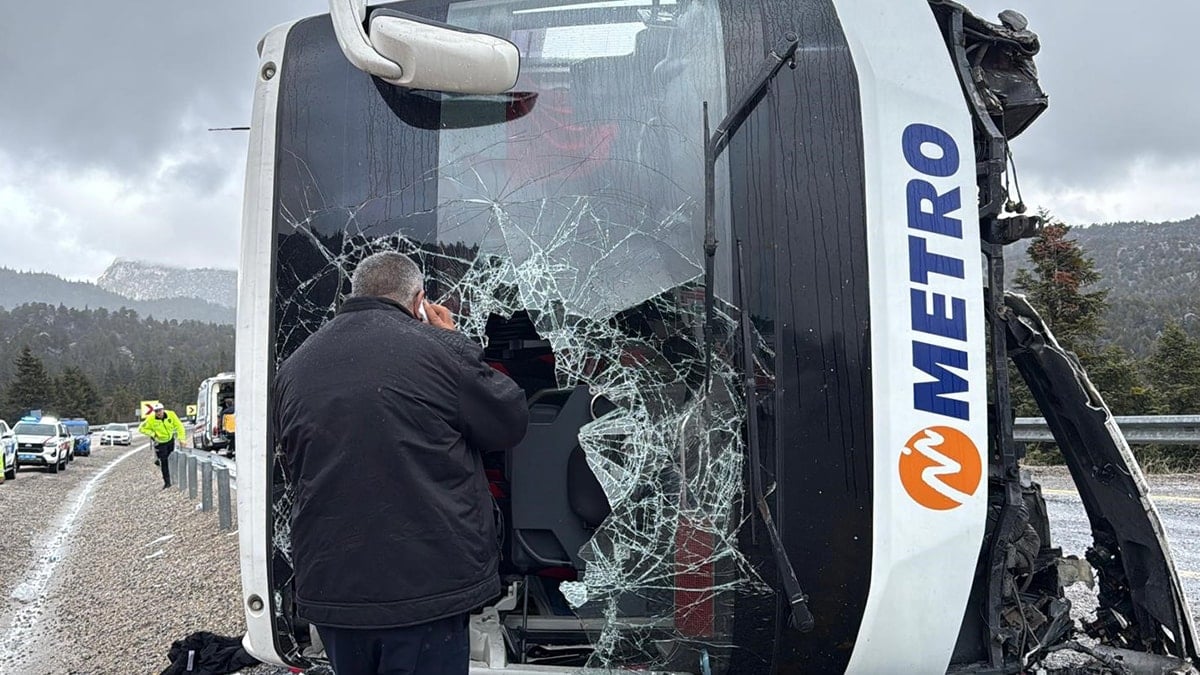 Yolcu otobüsü devrildi! 2'si ağır, 15 yaralı