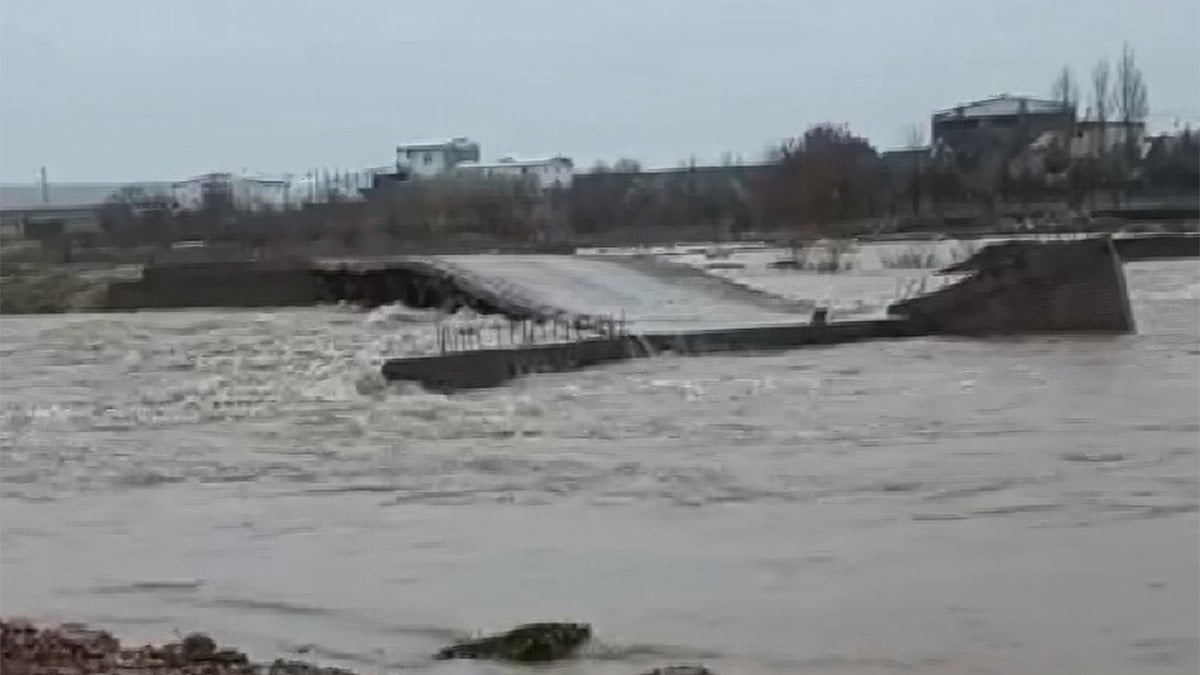 Sağanak sele neden oldu, köprü su altında kaldı