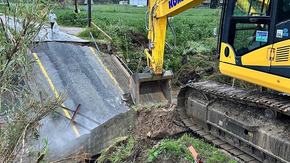 Sağanak sonrası köprü çöktü