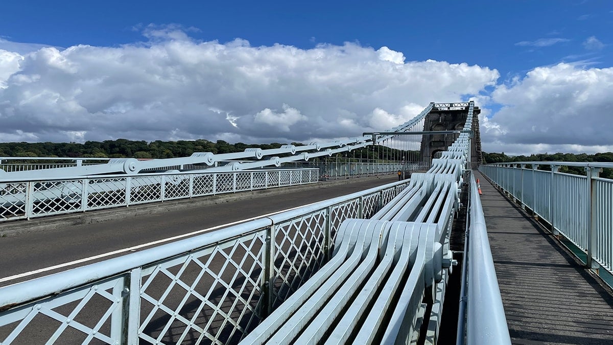 İki büyük başkenti birbirine bağlayan dev köprü
