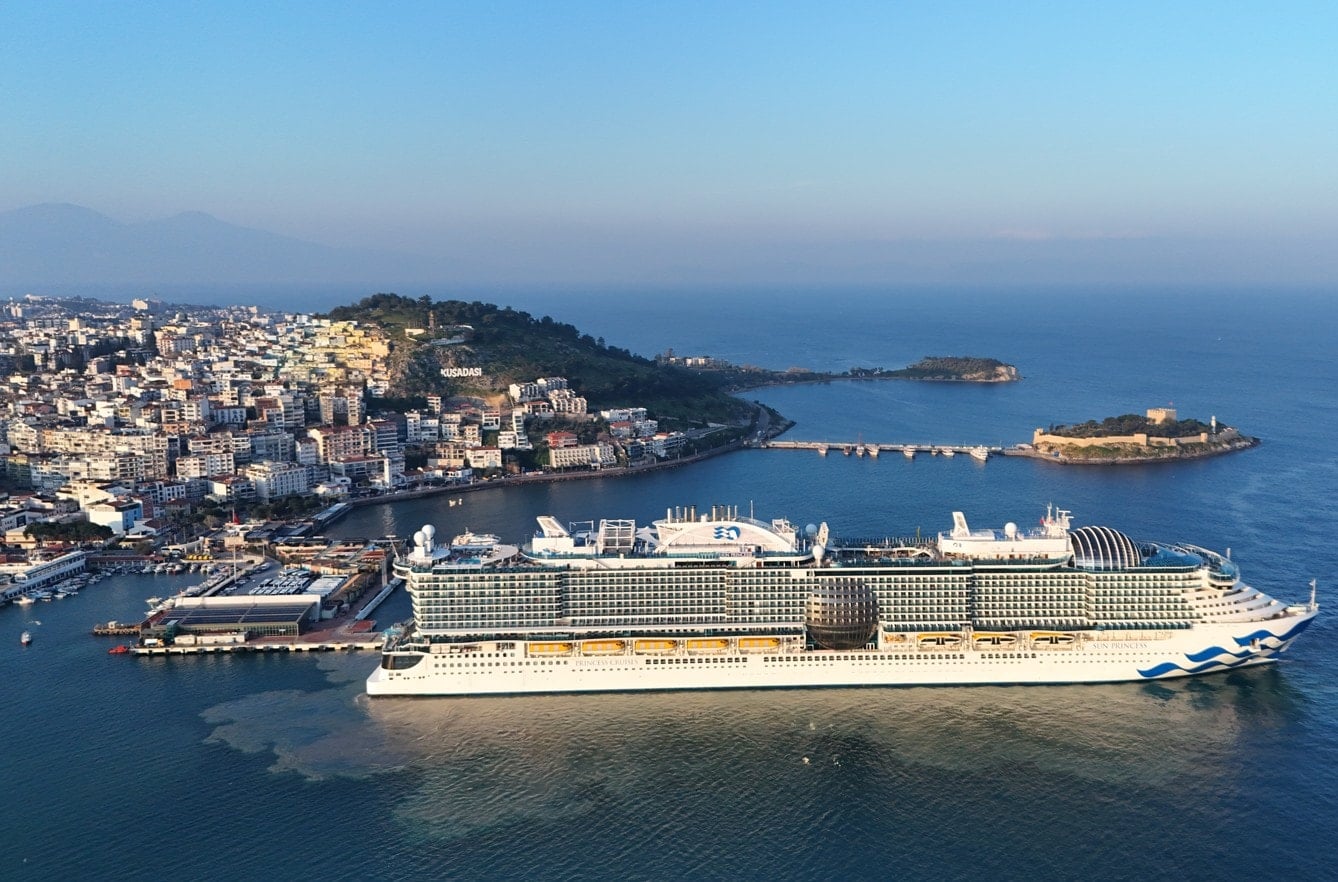 4 bin 12 turist aynı anda Kuşadası'na geldi