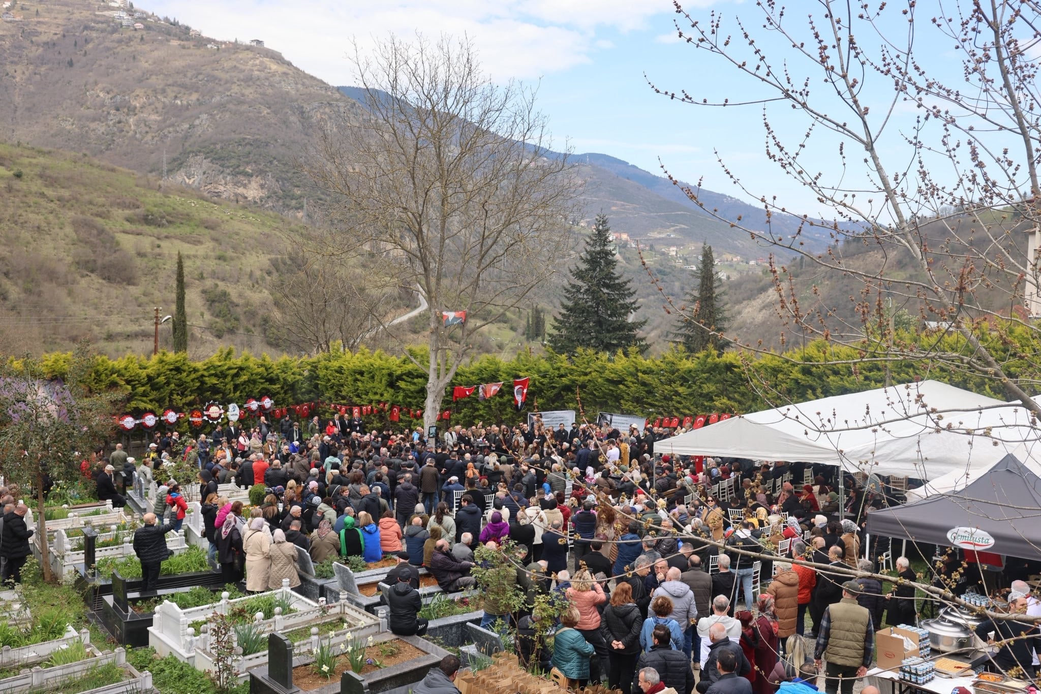 KABRİNE KARANFİLLER BIRAKILDI