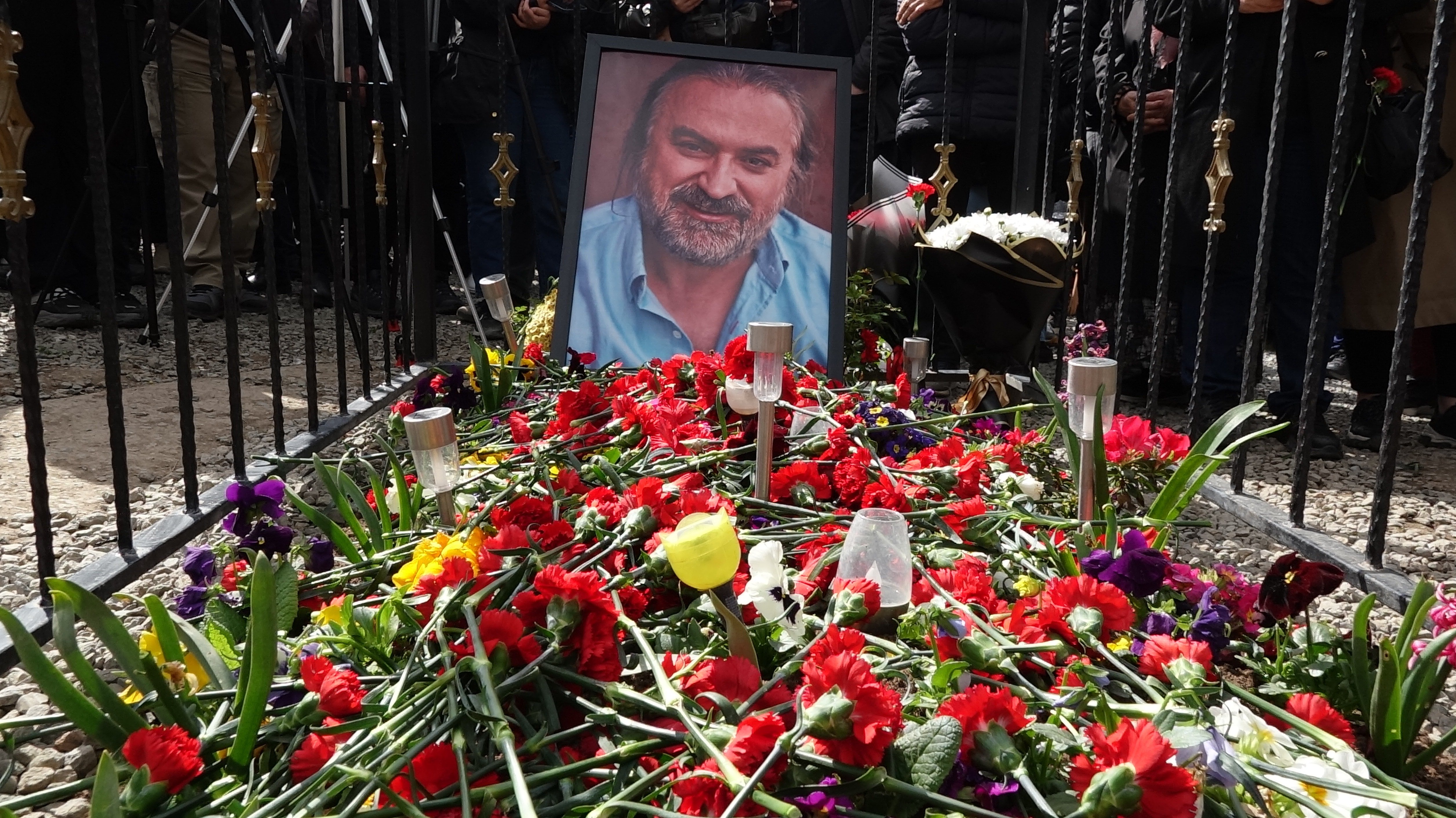 Ölüm yıl dönümünde yüzlerce kişi mezarına akın etti