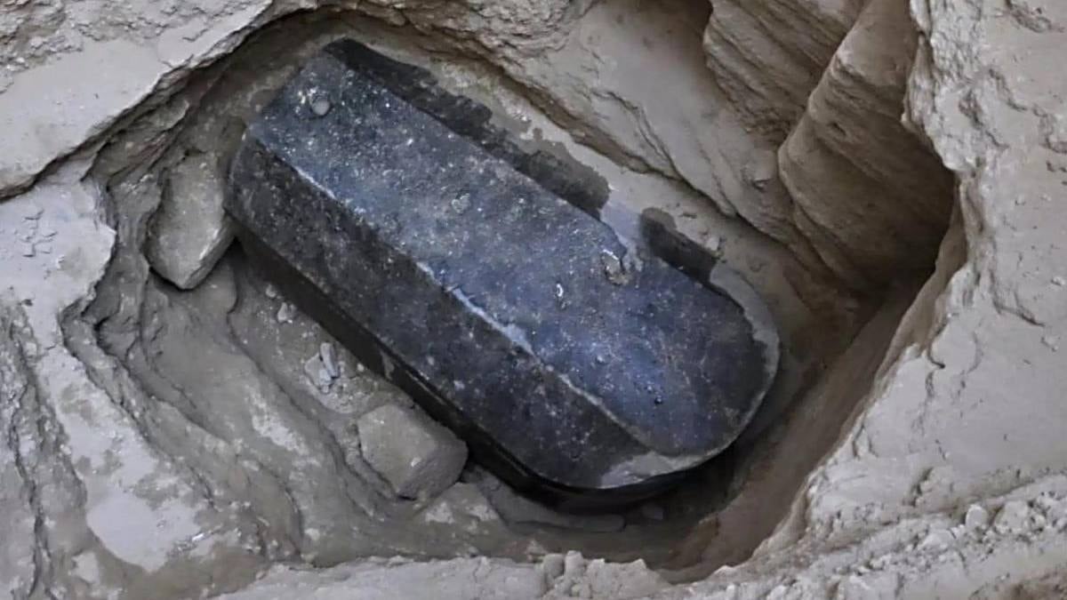 Binlerce yıllık 27 ton ağırlığındaki siyah lahit açıldı: İçinden çıkanlar şaşırttı