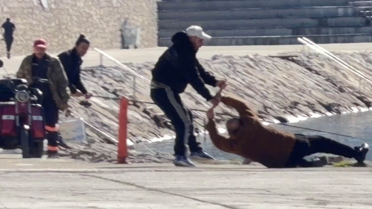 Balık tutarken selam almadı! Limanda tekme tokat kavga çıktı