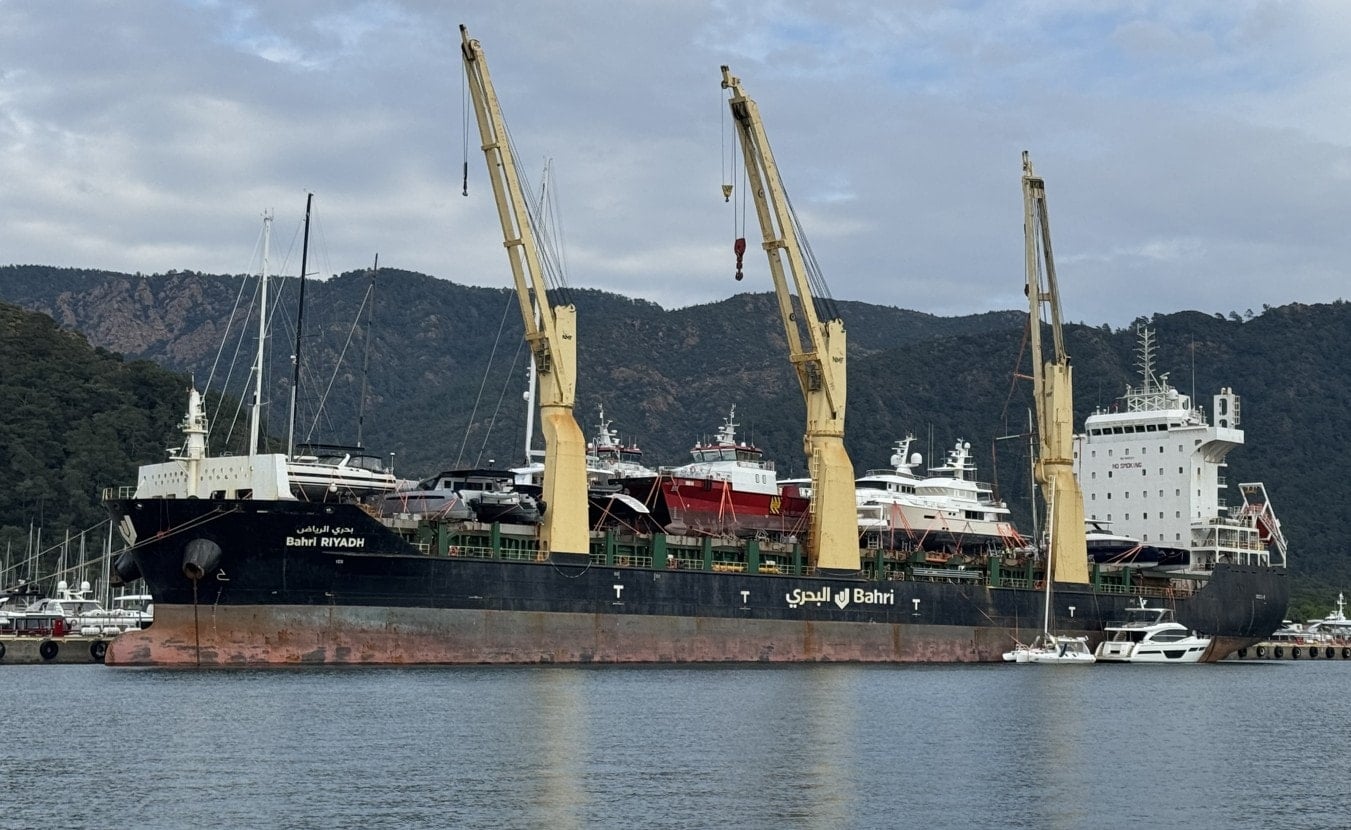 Marmaris'e kargo gemisiyle lüks motor yatlar getirildi