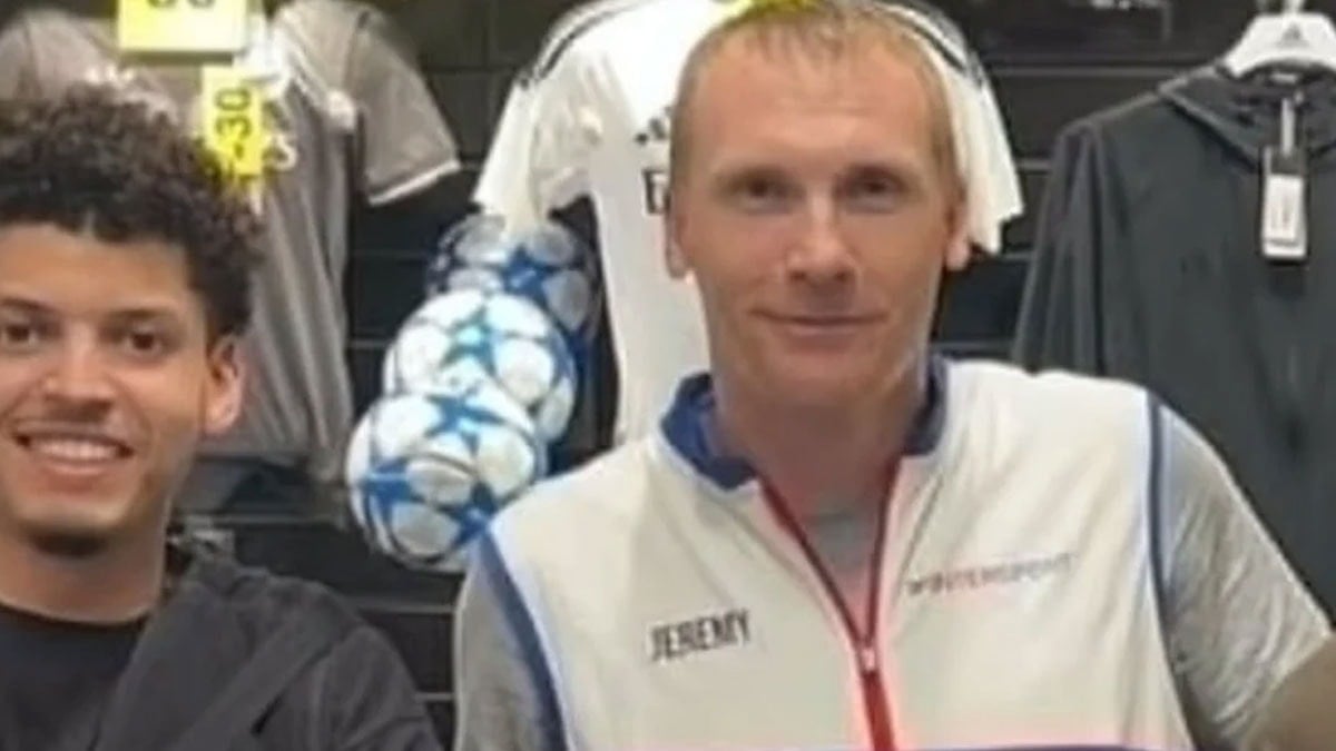 Barcelona'nın eski yıldızı tezgahtar oldu