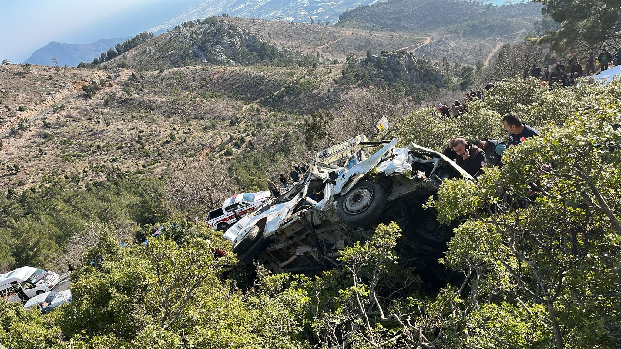 Mersin'de can pazarı! İşçi servisi uçuruma yuvarlandı:: Çok sayıda ölü ve yaralı var