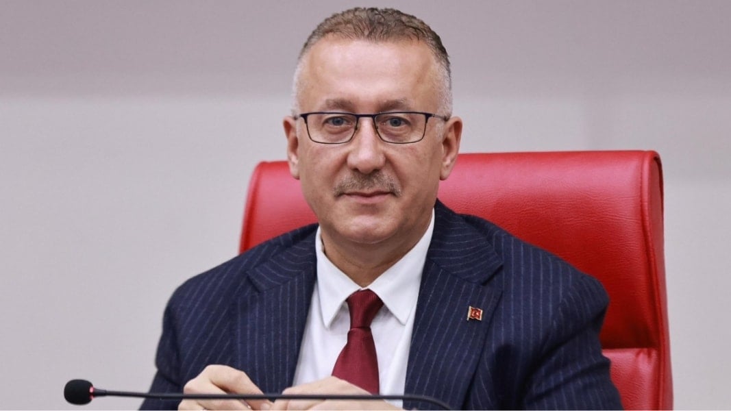 'Yasak aşk' iddialarıyla gündeme gelen AKP'li belediye başkanı partisinden istifa etti