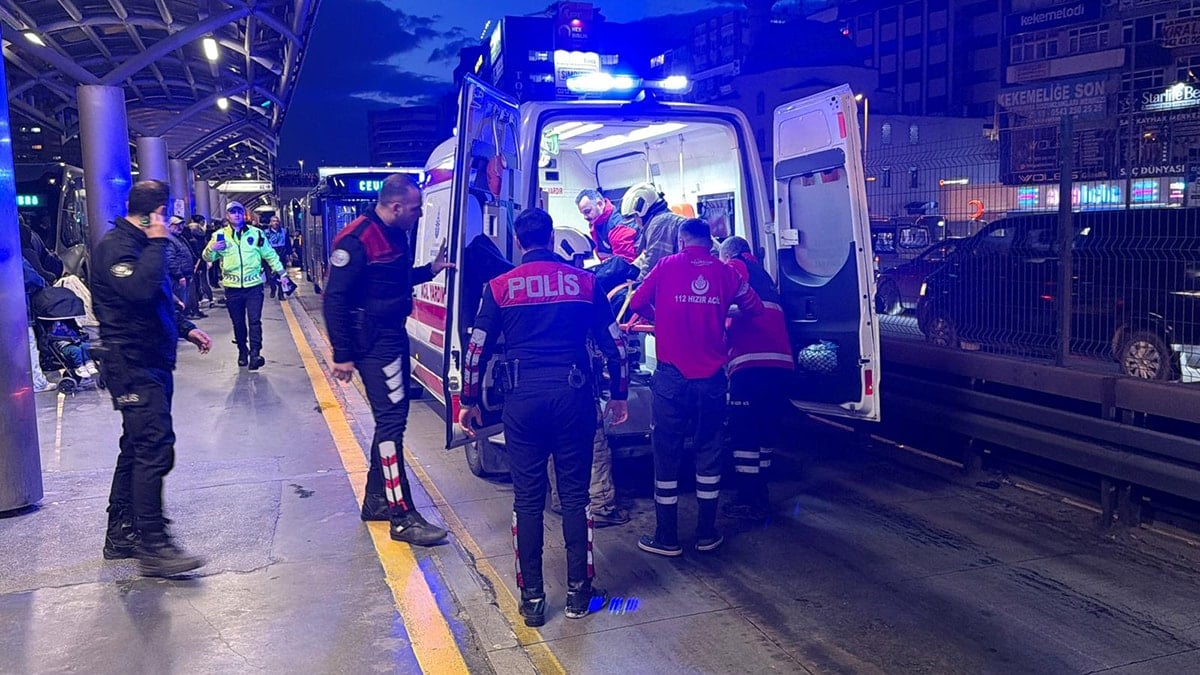 Metrobüse binerken dengesini kaybetti, aracın altında kaldı