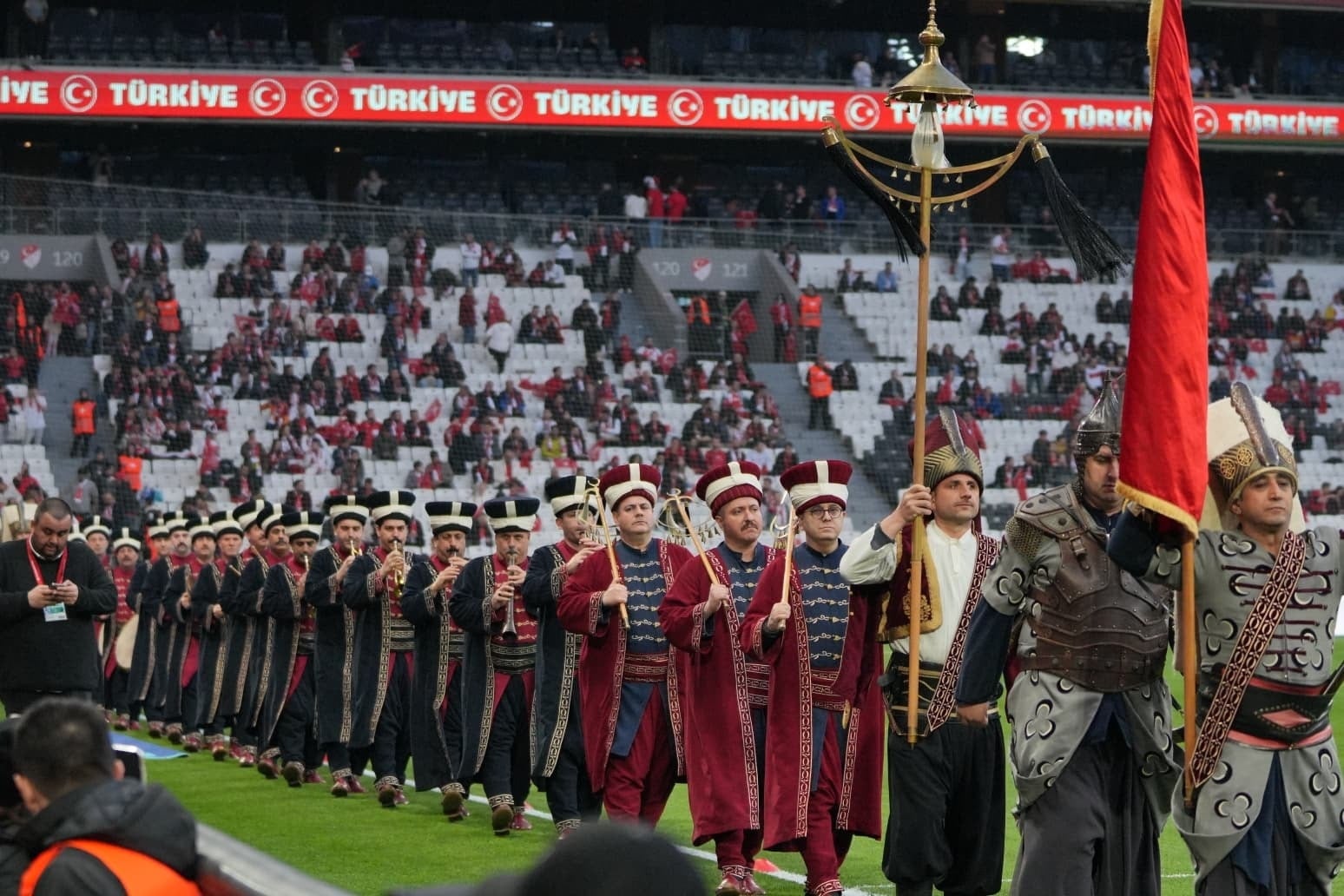 Romanya maçı öncesi Mehter ve İzmir Marşı coşkusu