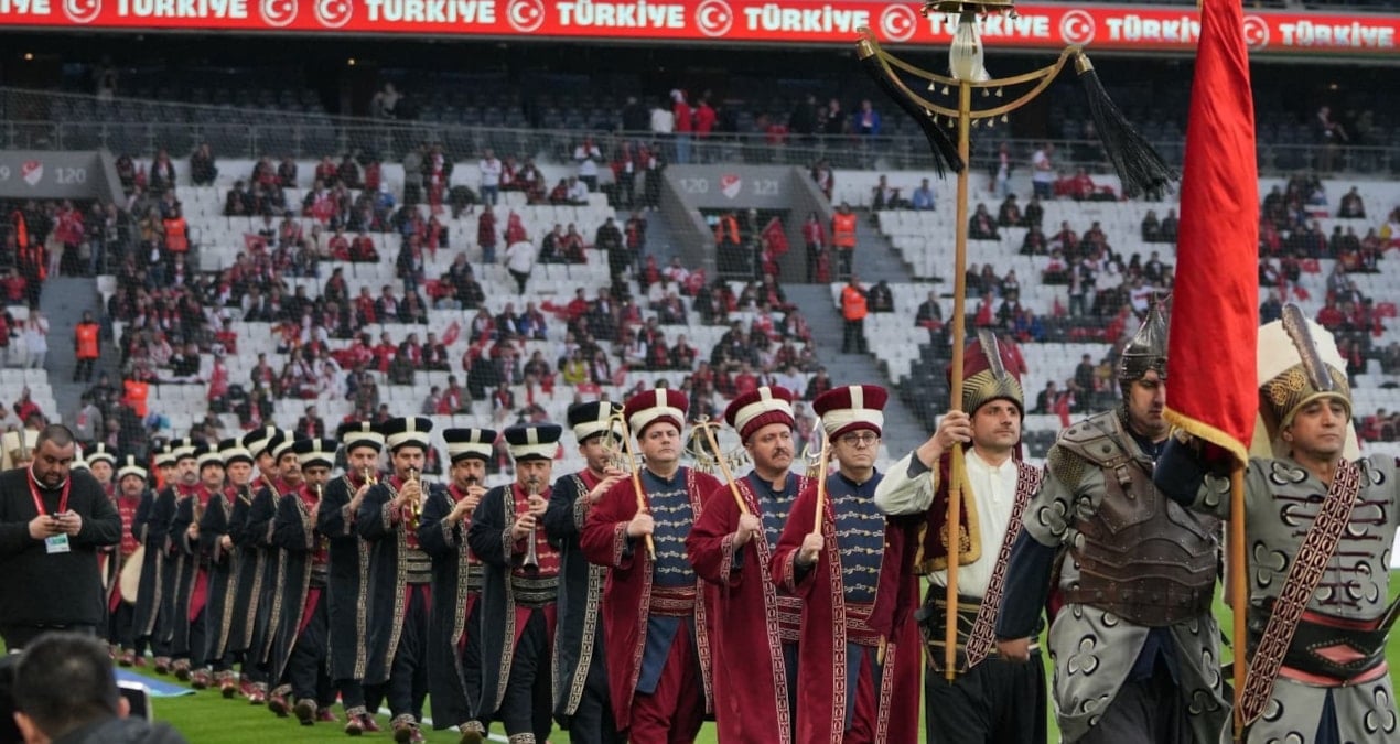 Romanya maçı öncesi Mehter ve İzmir Marşı coşkusu