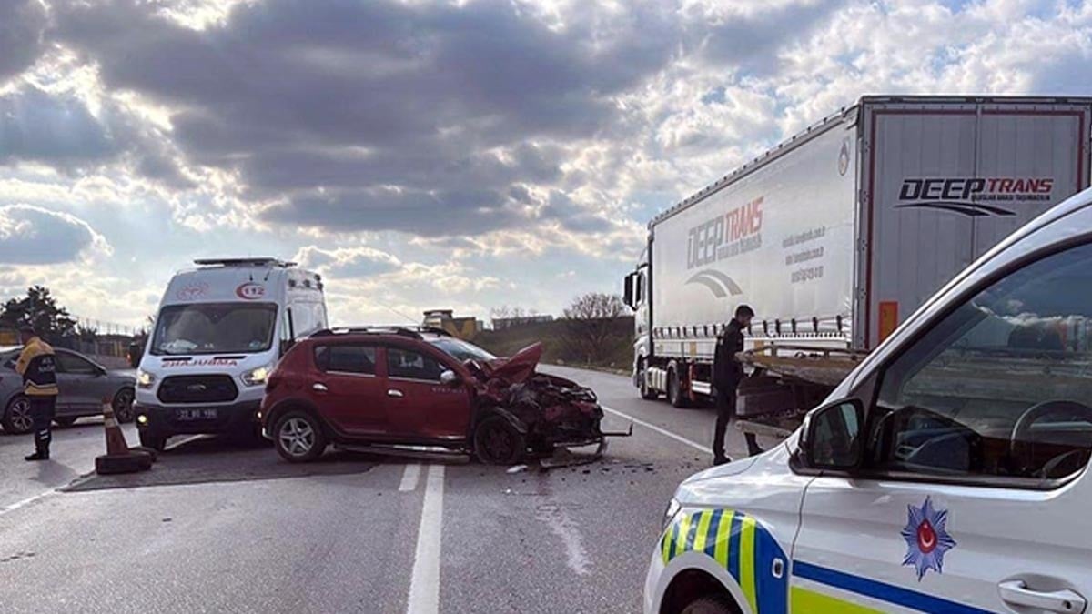 Edirne’de TIR’a arkadan çarpan otomobilin sürücüsü yaralandı