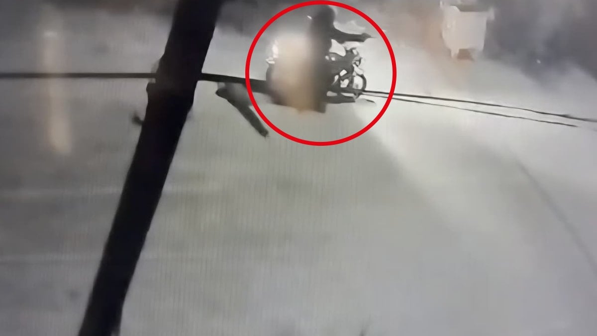 Motosikletle geldi, 15 el ateş etti