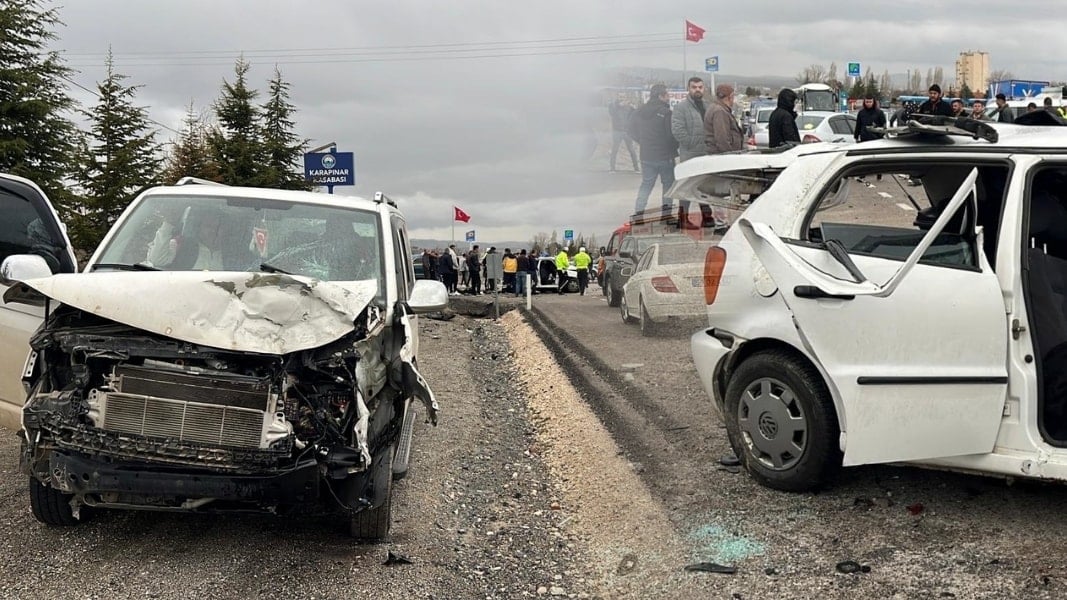 Kayganlaşan yolda zincirleme facia: Baba-oğul öldü, 7 yaralı
