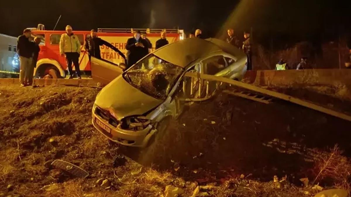 Sivas'ta otomobil bariyerlere çarptı