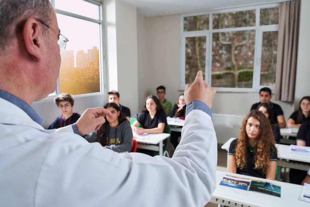 Eğitime yeni düzenleme yolda: Milyonlarca kişi okula geri dönecek