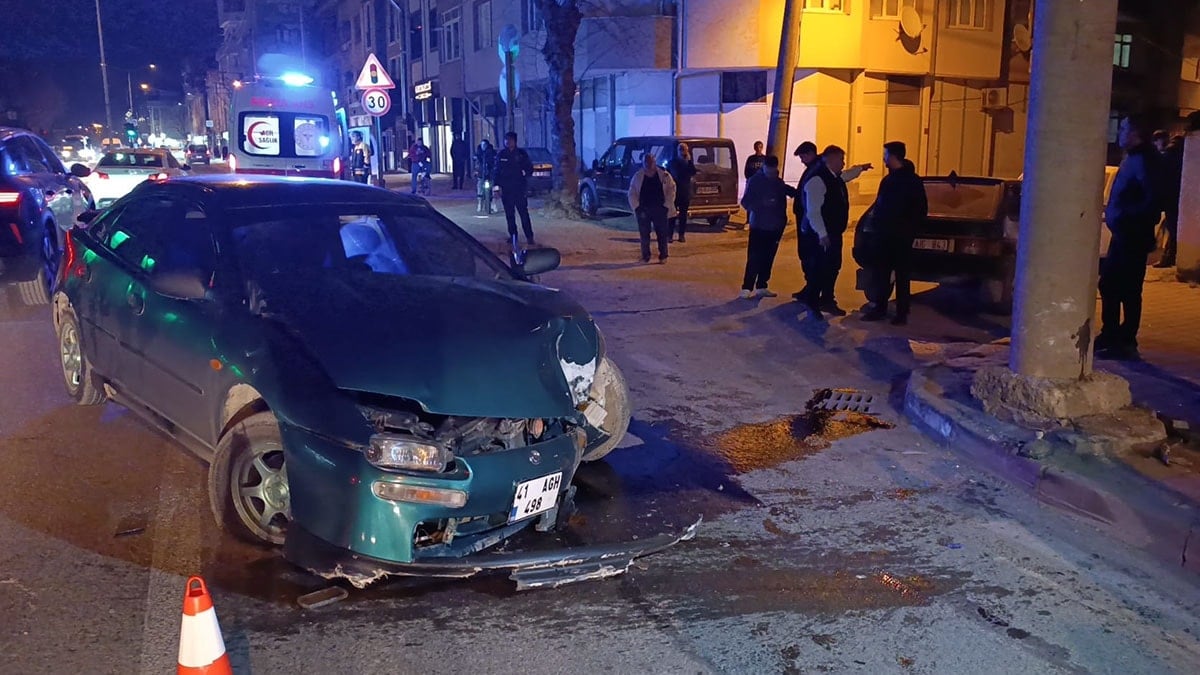 Bursa'da otomobil enerji nakil hattı direğine çarptı! Yaralılar var
