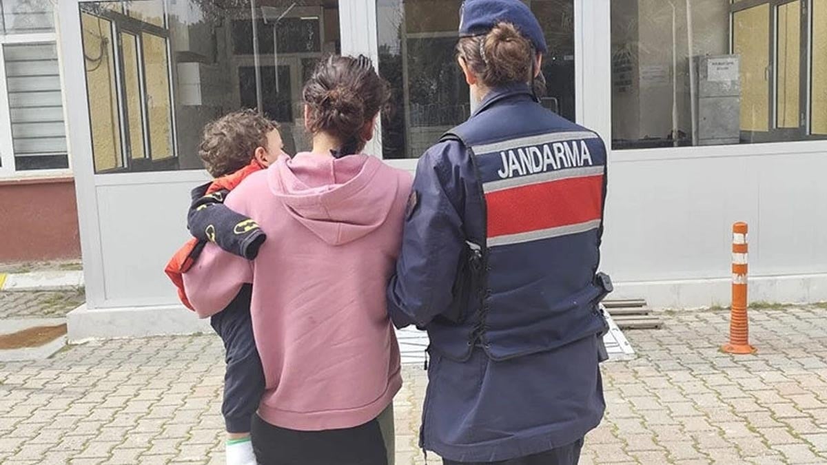 7 ayrı suçtan 20 yıl hapsi olan kadın kucağında bebeğiyle cezaevine girdi