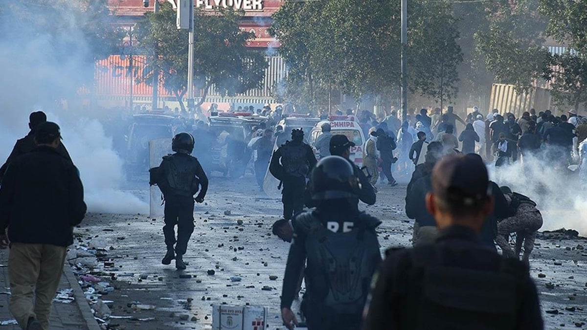 Hamaney'in öldürülmesinin ardından sokağa çıkma yasağı ilan ettiler