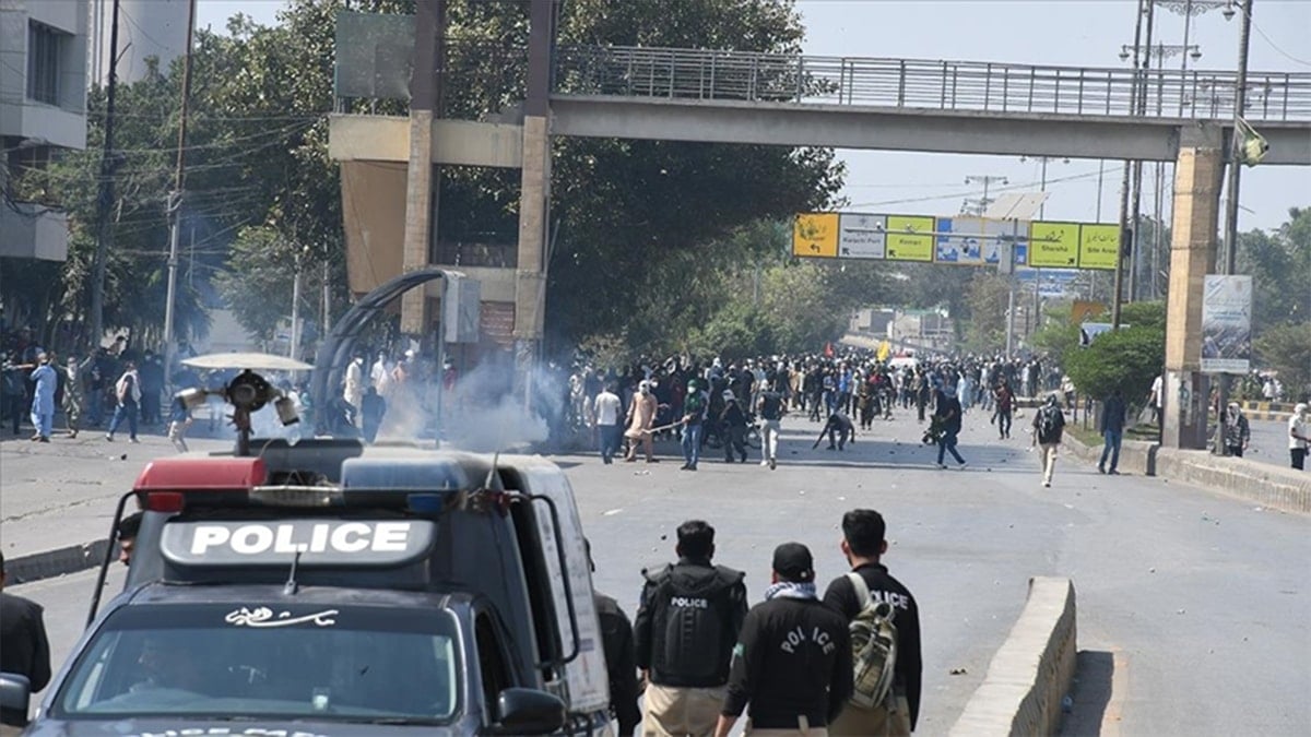 Pakistan'da göstericiler ABD Konsolosluğu'na girmeye çalıştı: 9 kişi öldü