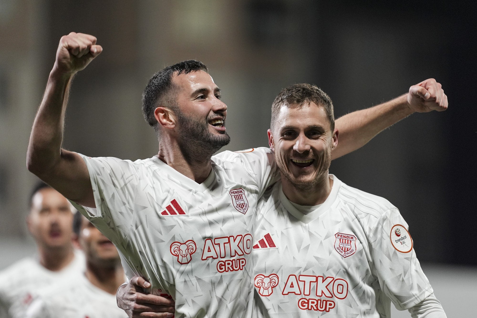 7 golün atıldığı maçta 10 kişiyle 3 puanı aldı