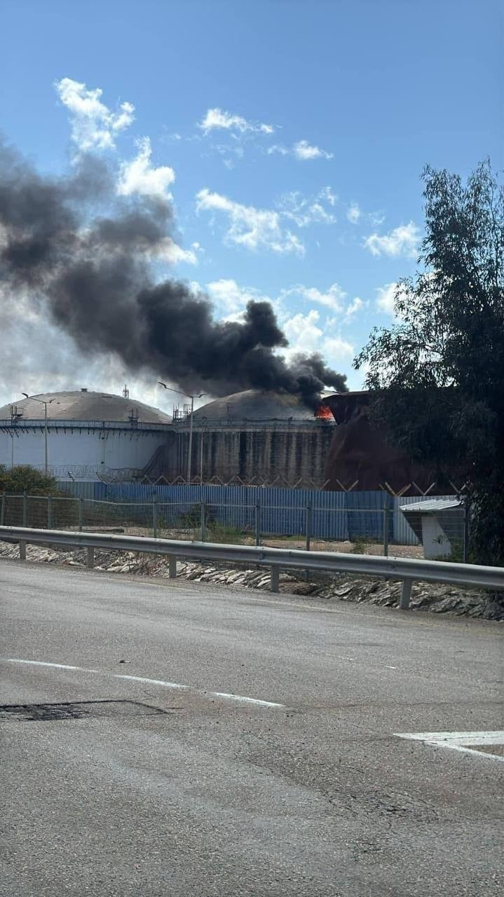 İsrail'deki petrol rafinerisi vuruldu