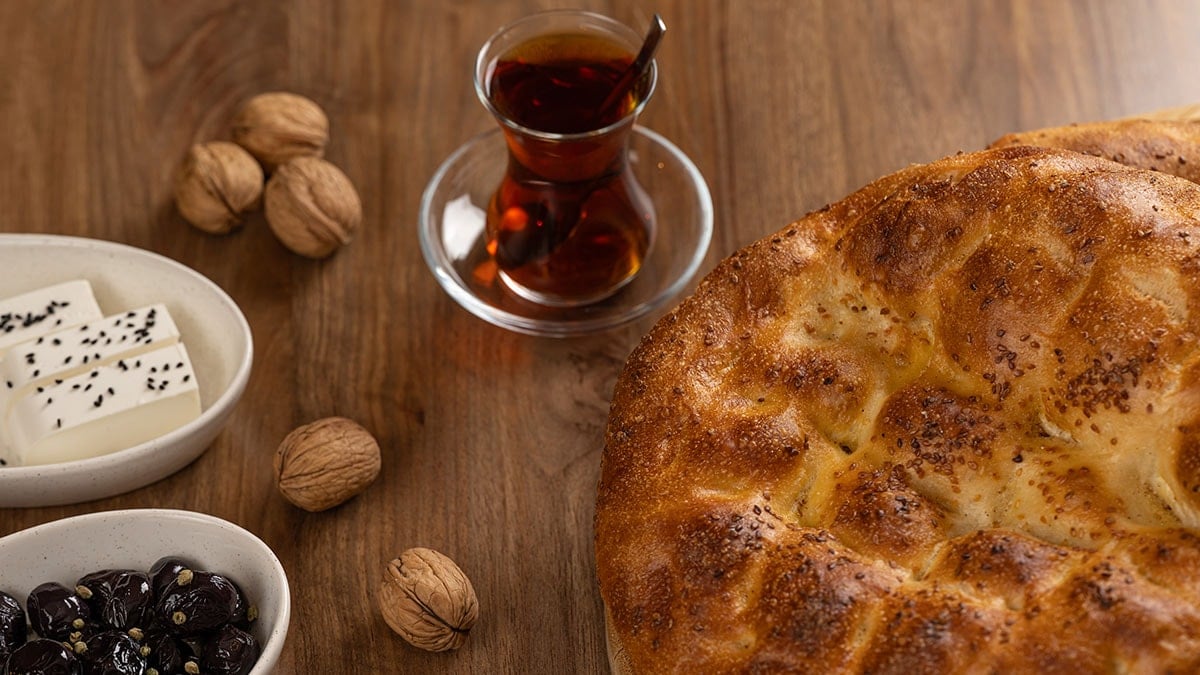 Bayat pideyi yeni pişmiş gibi yapan üç yöntem