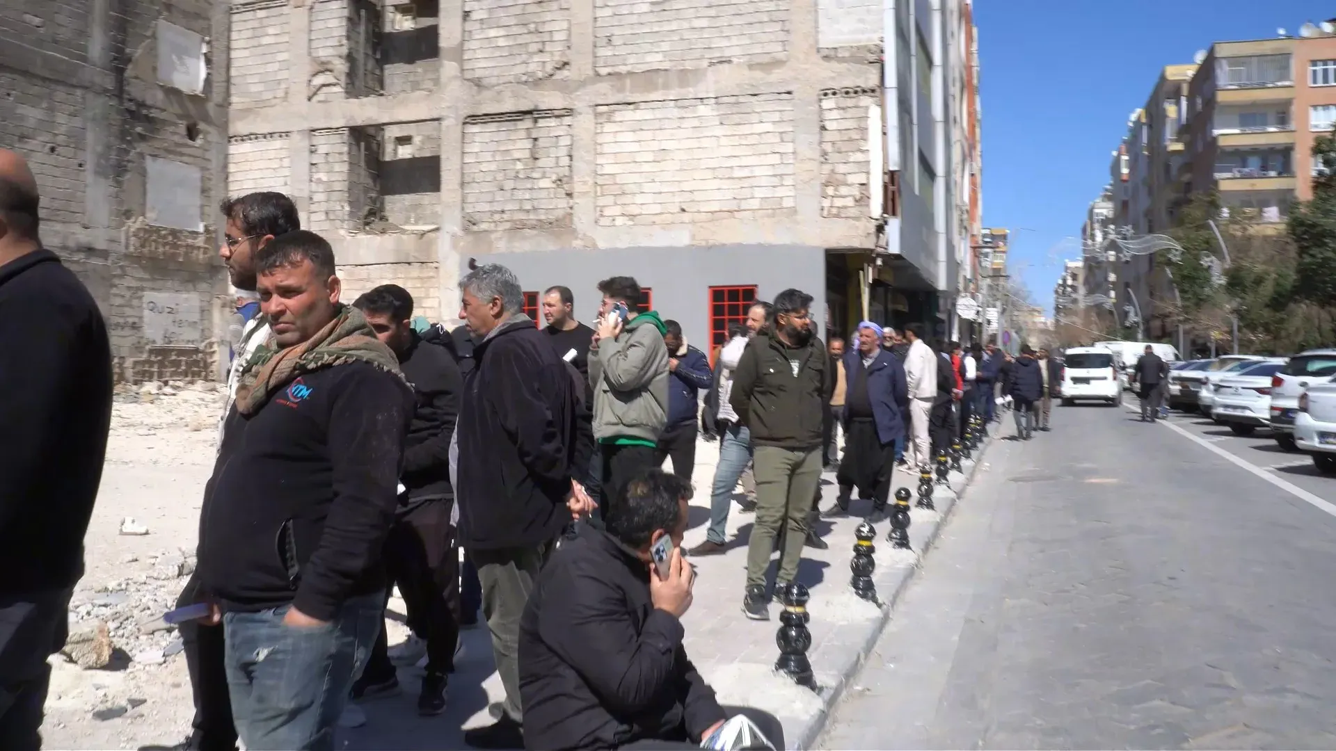 Saatler kaldı, yine kuyruklar uzadı! Yarına kadar değiştirmeyene 140 bin TL ceza kesilecek