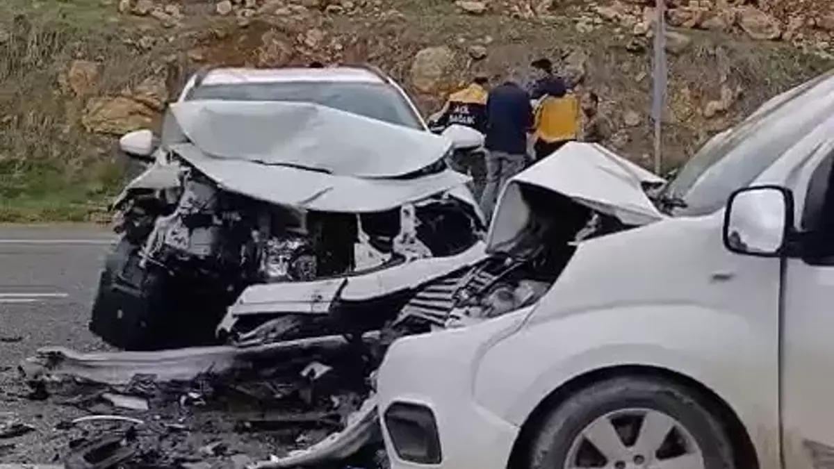 Diyarbakır’da hafif ticari araç ile cip çarpıştı, 6 kişi yaralandı